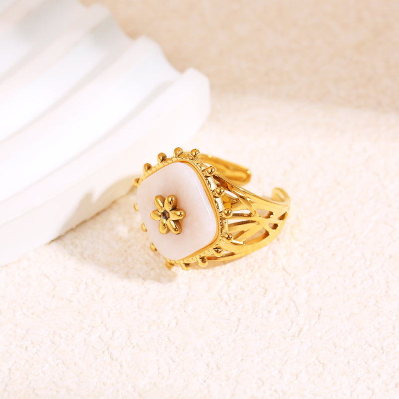 Bague dorée pierre losange avec fleur dedans