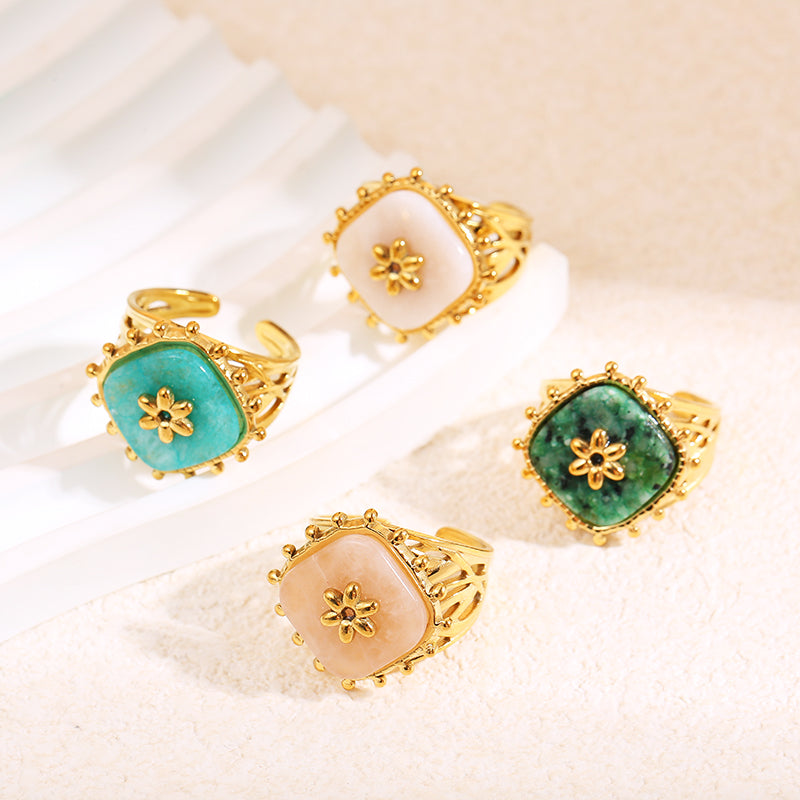 Bague dorée pierre losange avec fleur dedans