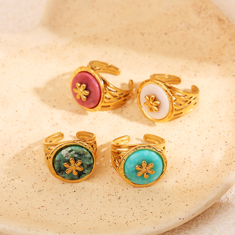 Bague dorée pierre ronde avec fleur interne