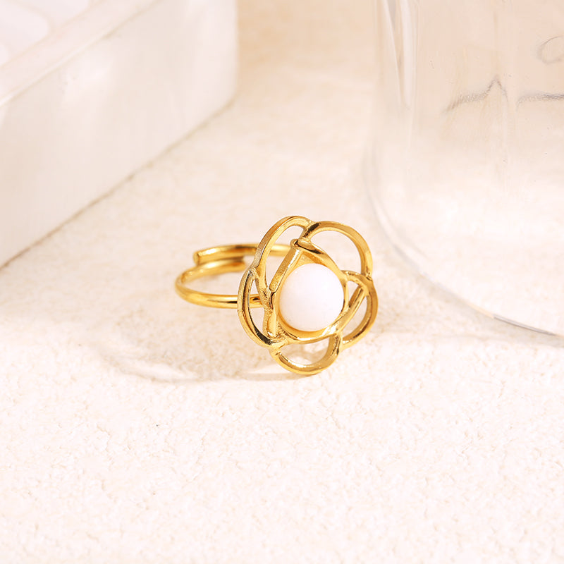 Bague dorée fleur avec pierre interne ronde