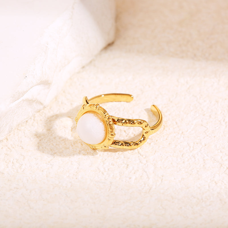 Bague dorée éclatante pierre ronde