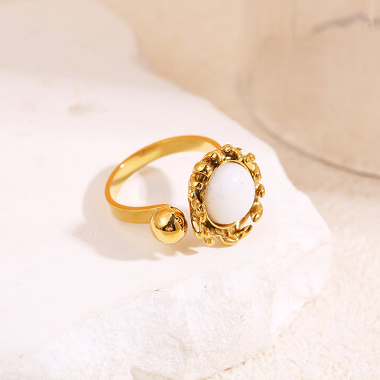 Bague dorée ouverture devant boule avec pierre