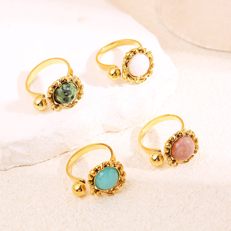 Bague dorée ouverture devant boule avec pierre