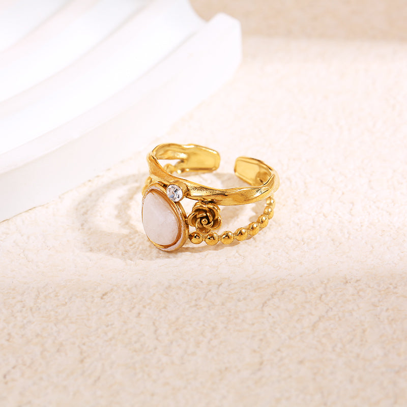 Bague dorée fleur strass et pierre goutte