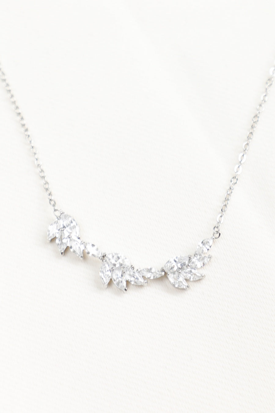 Collier Chaîne Fine Pétales Oxyde de Zirconium