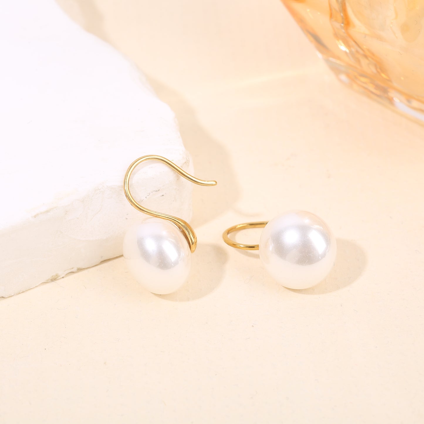 Boucles d'oreilles dorées pendantes à perles blanches lisses