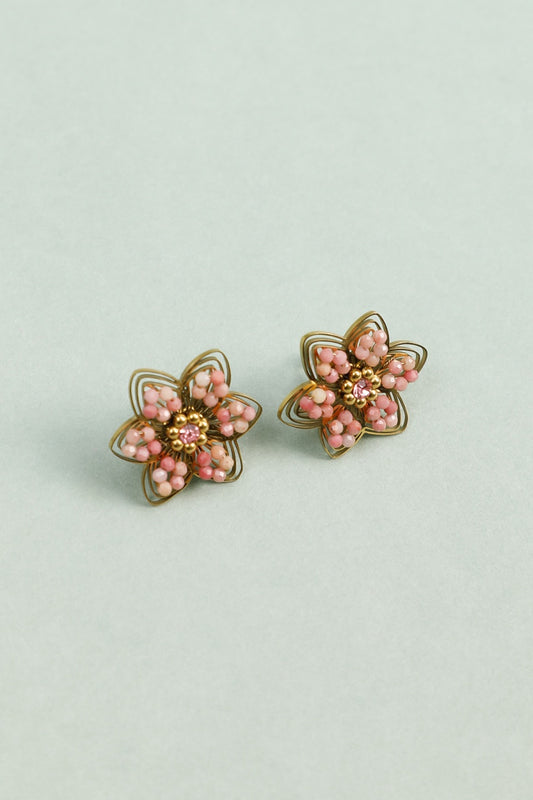 Boucles d'Oreilles Dorées Fleurs Ajourées Avec Perles Strass Au Centre