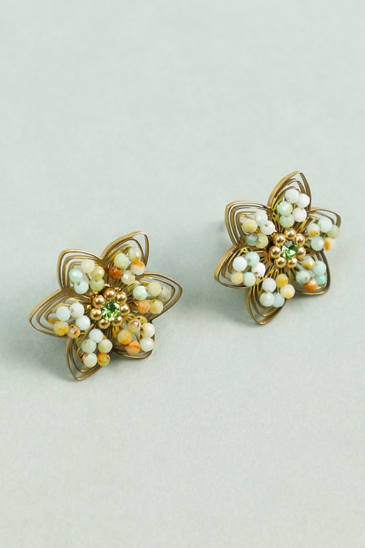 Boucles d'Oreilles Dorées Fleurs Ajourées Avec Perles Strass Au Centre