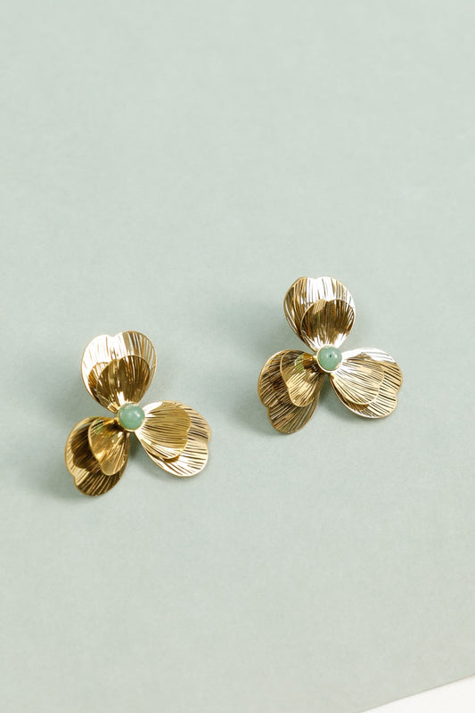 Boucles d'Oreilles Dorées Fleur Sculptée Au Centre Pierre Vert d'Eau