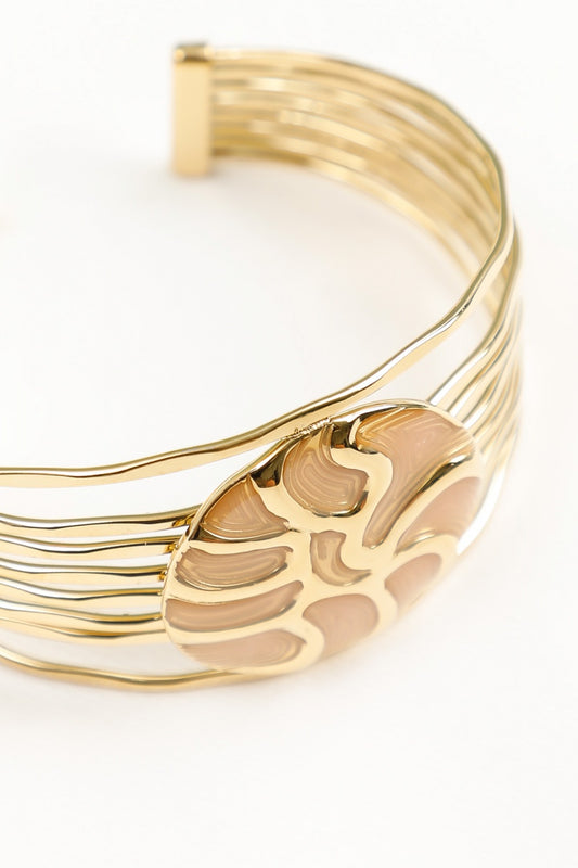 Bracelet Manchette Dorée Multi Lignes Superposées Avec Médaillon Emaillé