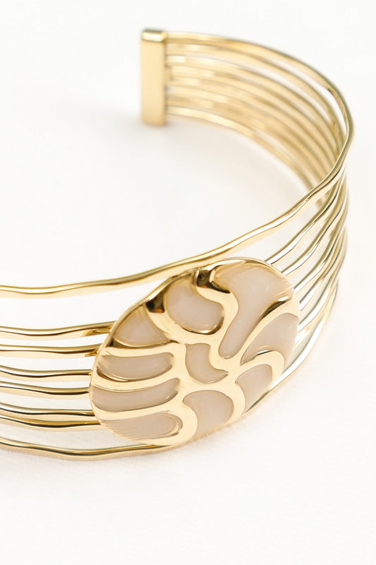 Bracelet Manchette Dorée Multi Lignes Superposées Avec Médaillon Emaillé