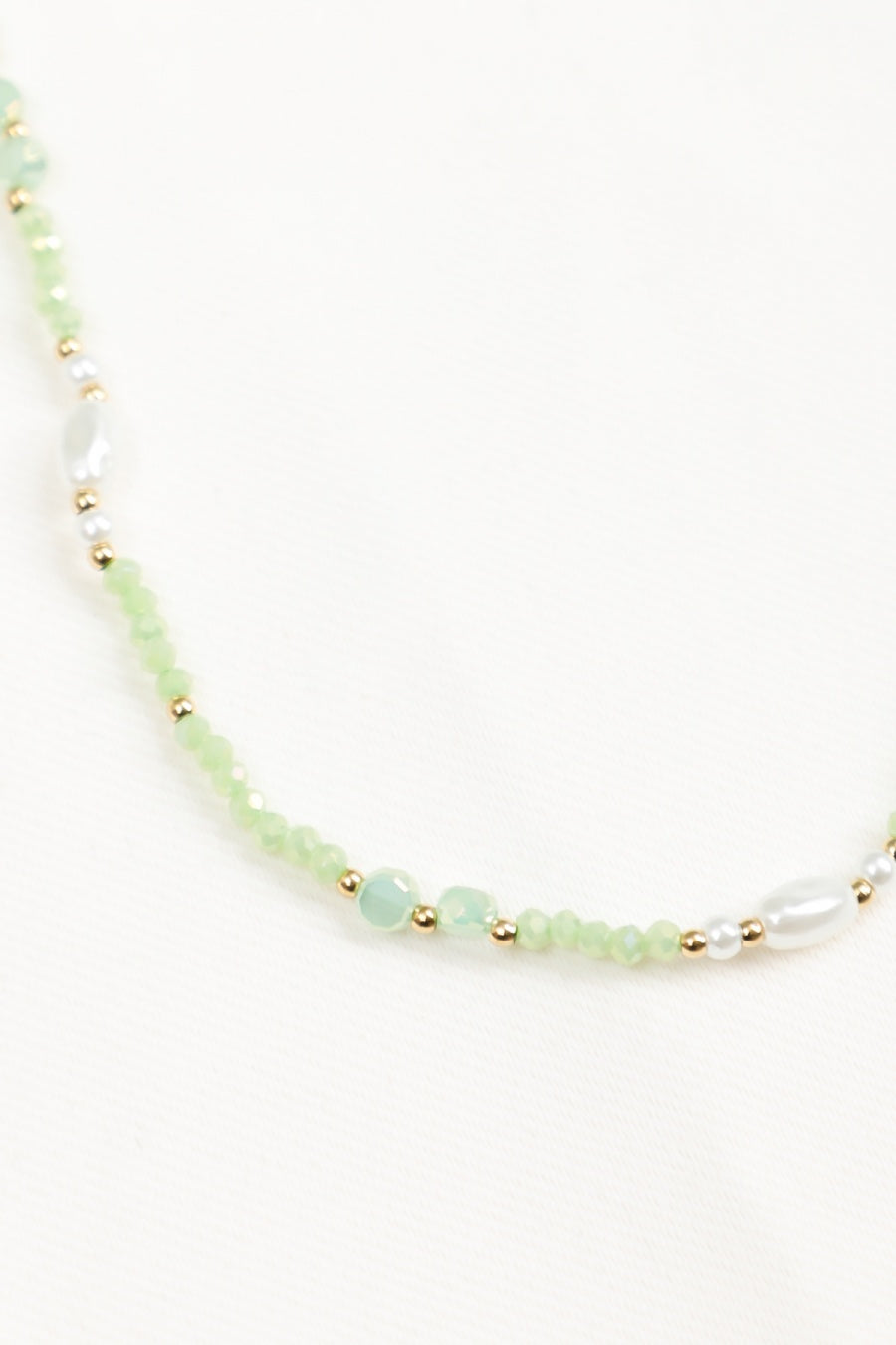 Collier Perlé Blanc et Perles Nacrées Avec Détails Dorés