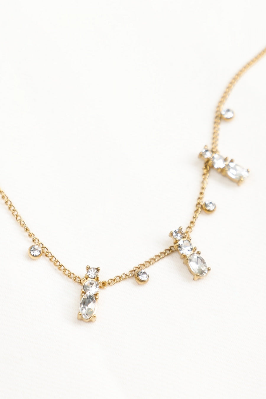 Collier Chaîne Dorée Pendentif Strass Suspendus