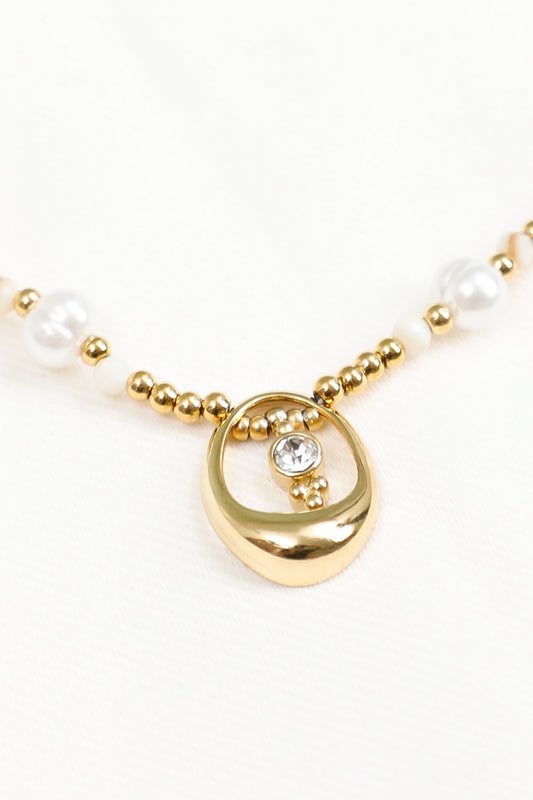Collier Chaîne Dorée Perles Blanches et Pendentif Anneau Avec Strass