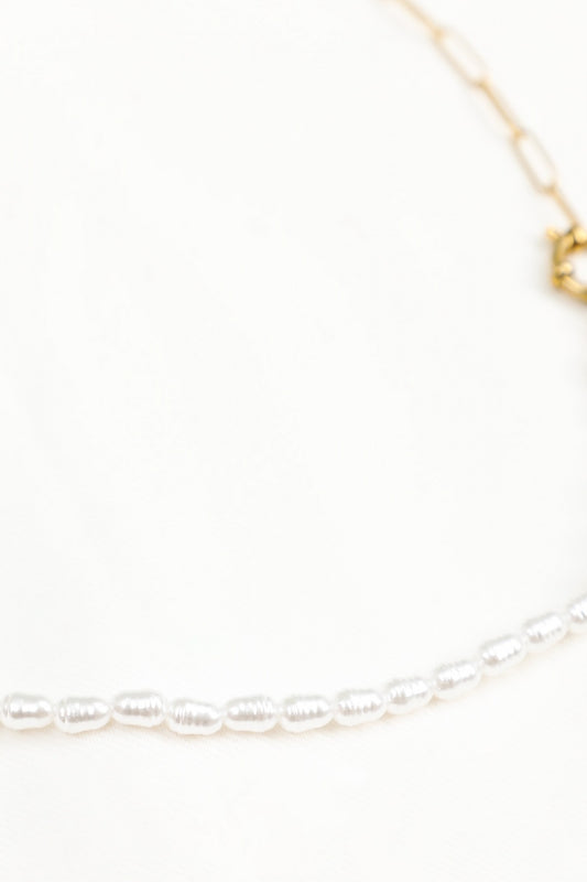 Collier Chaîne Maillon Dorée Avec Anneau et Perles Blanches