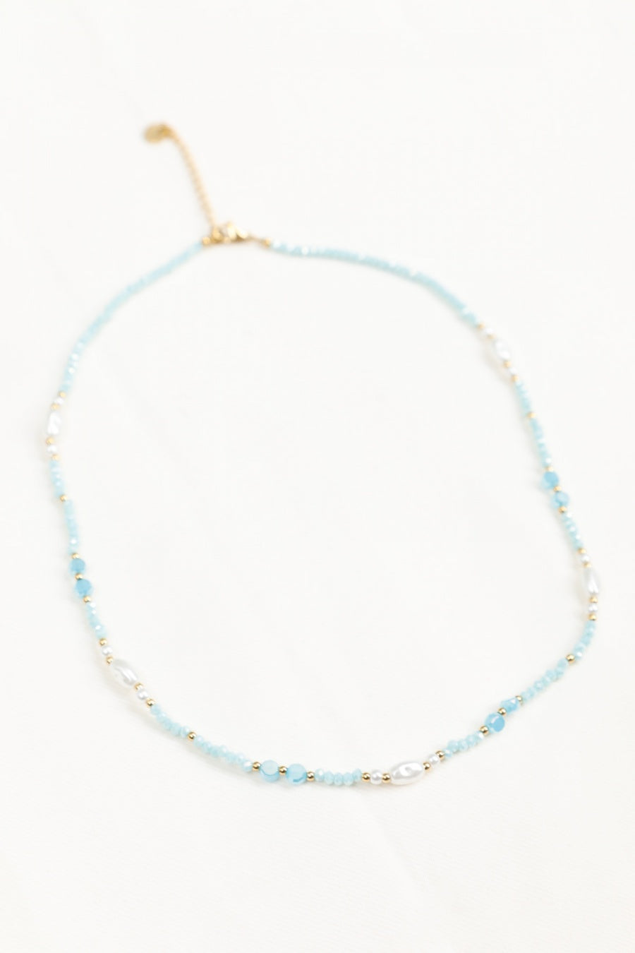 Collier Perlé Blanc et Perles Nacrées Avec Détails Dorés