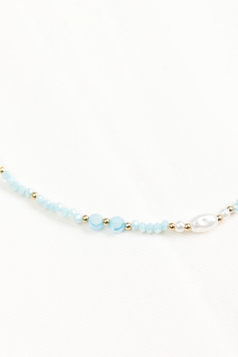 Collier Perlé Blanc et Perles Nacrées Avec Détails Dorés