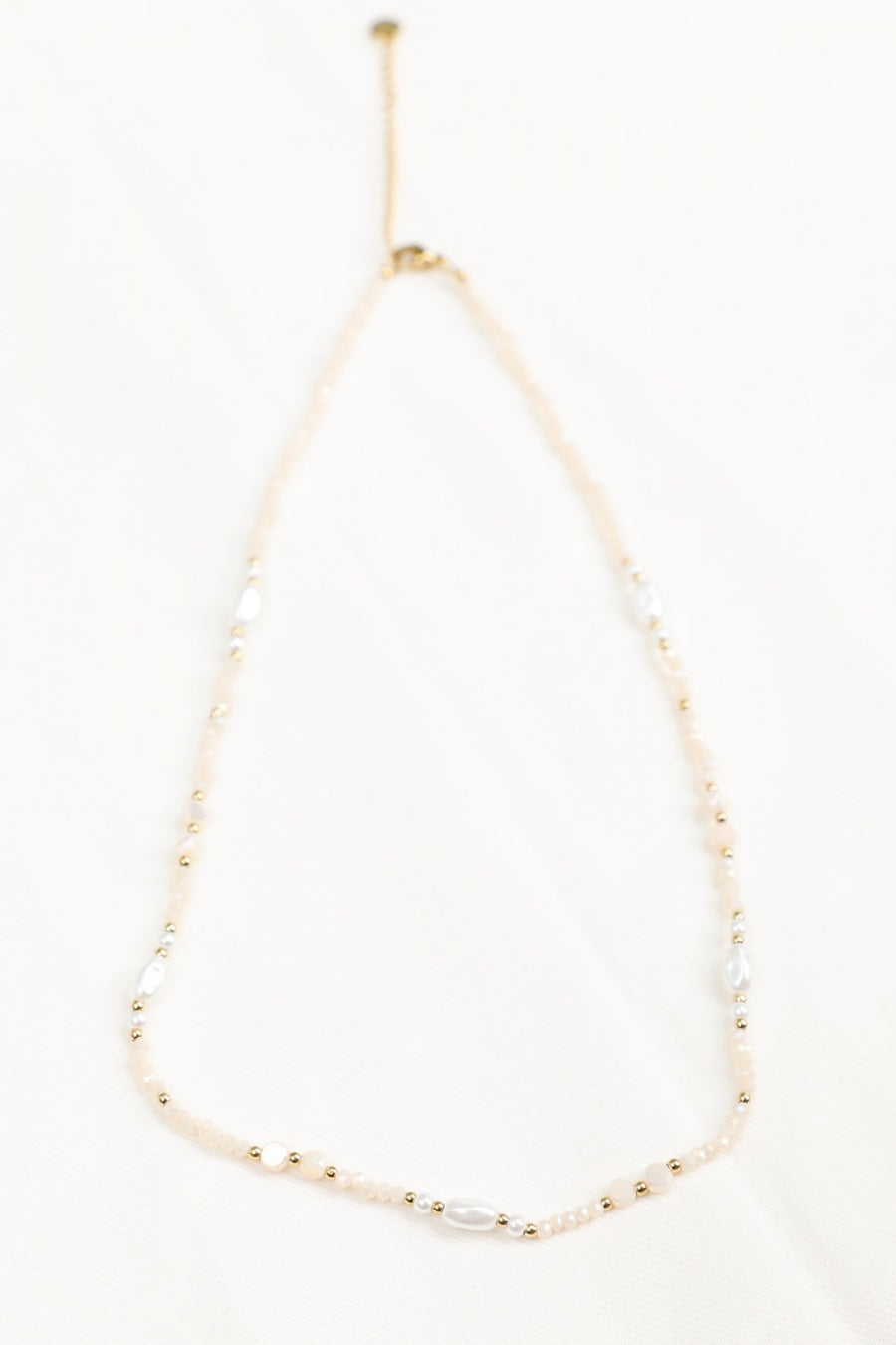 Collier Perlé Blanc et Perles Nacrées Avec Détails Dorés