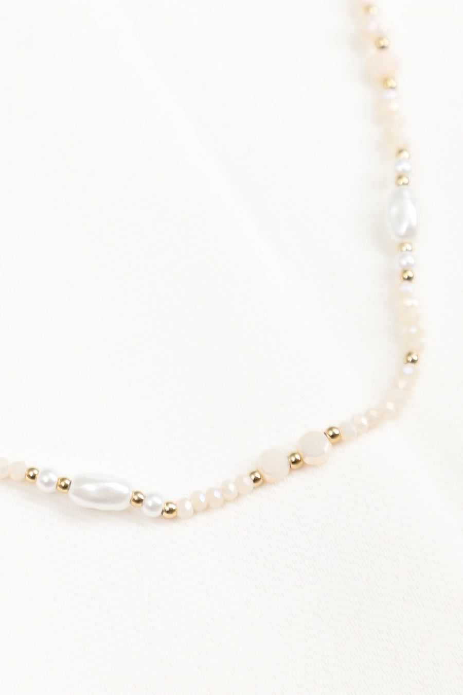 Collier Perlé Blanc et Perles Nacrées Avec Détails Dorés