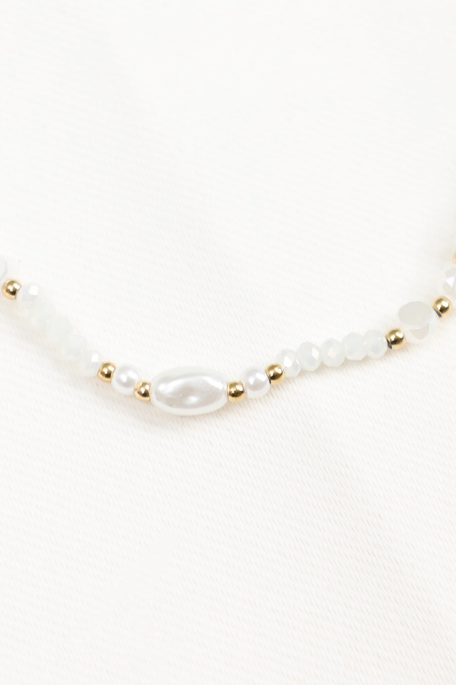 Collier Perlé Blanc et Perles Nacrées Avec Détails Dorés