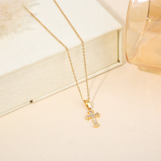 Collier doré chaîne fine pendentifs croix strassée
