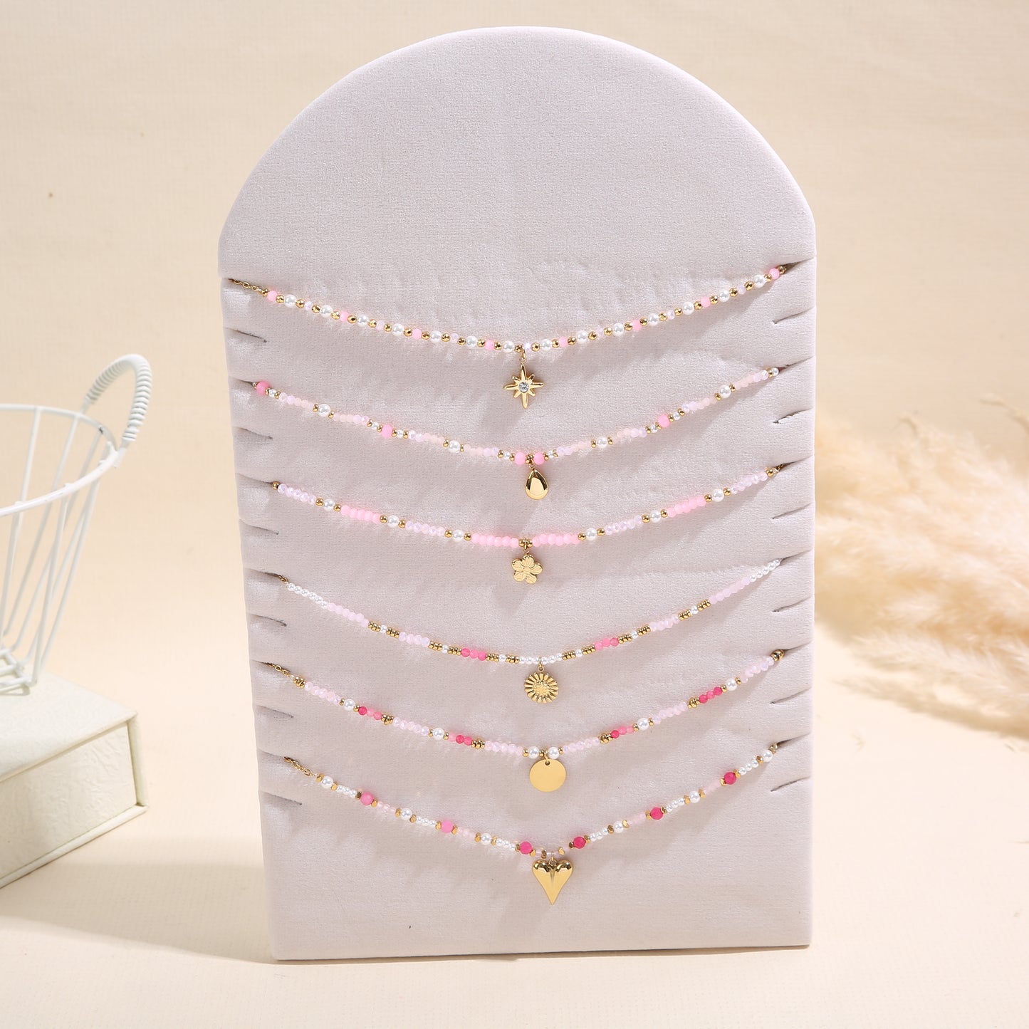 Lot de 6 colliers pendentifs dorés nuances de perles sur présentoir