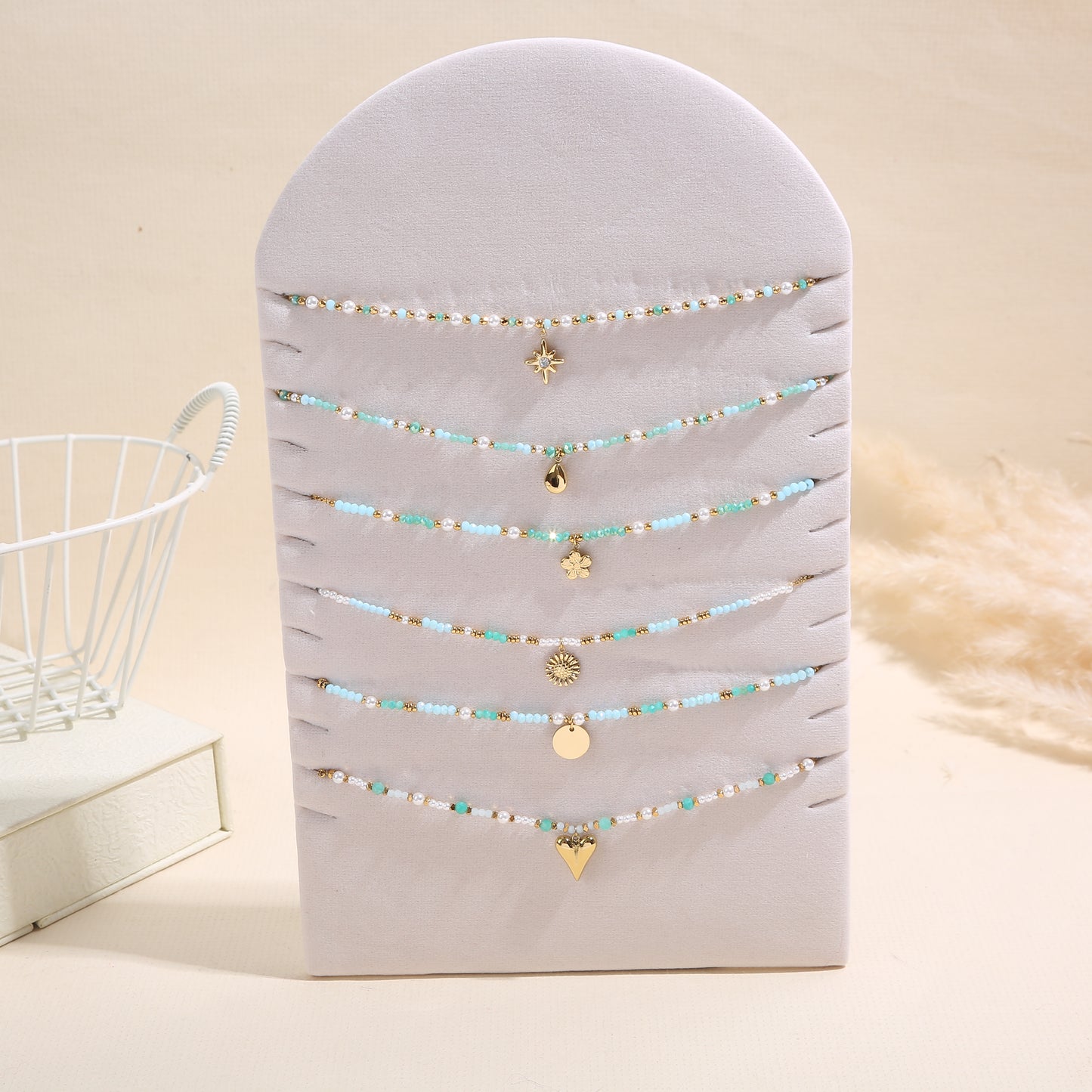 Lot de 6 colliers pendentifs dorés nuances de perles sur présentoir