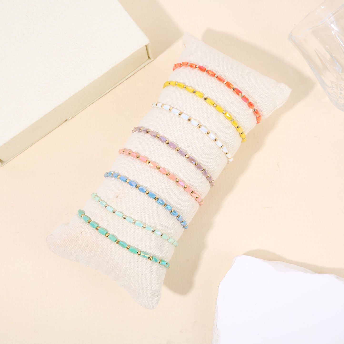 Lot de 8 bracelets fins séparateurs dorés perles couleurs diverses sur coussin