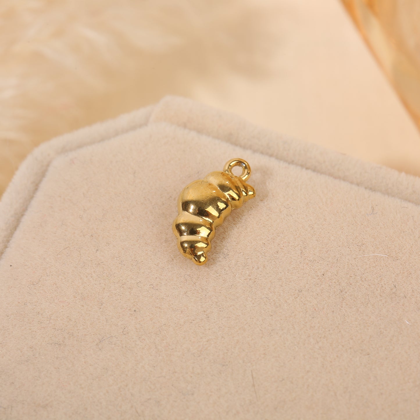 Lot de 3 pendentifs dorés croissant bombé