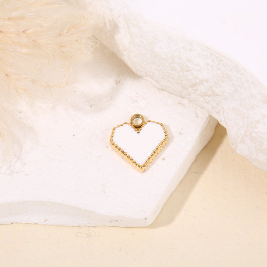 Lot de 3 pendentifs dorés cœur émail blanche