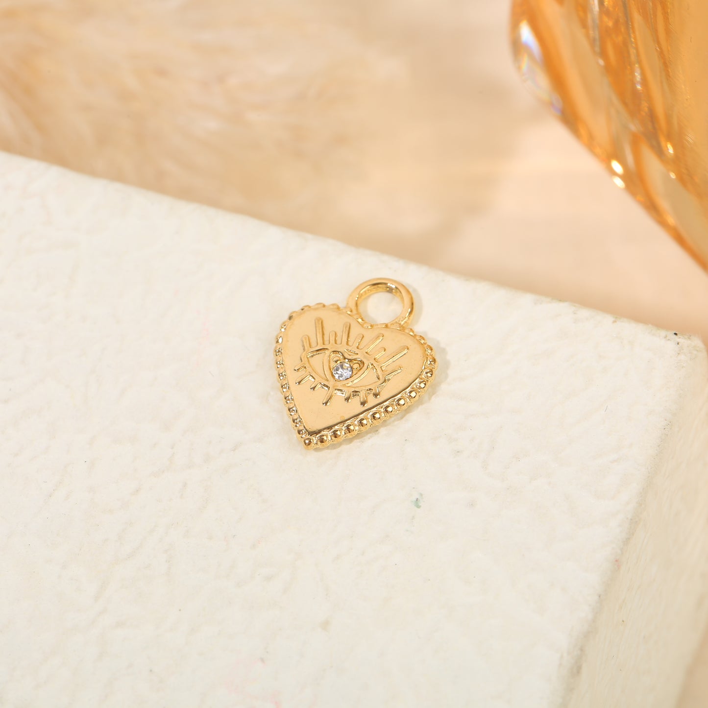 Lot de 3 pendentifs dorés cœurs gravés œil serti de strass