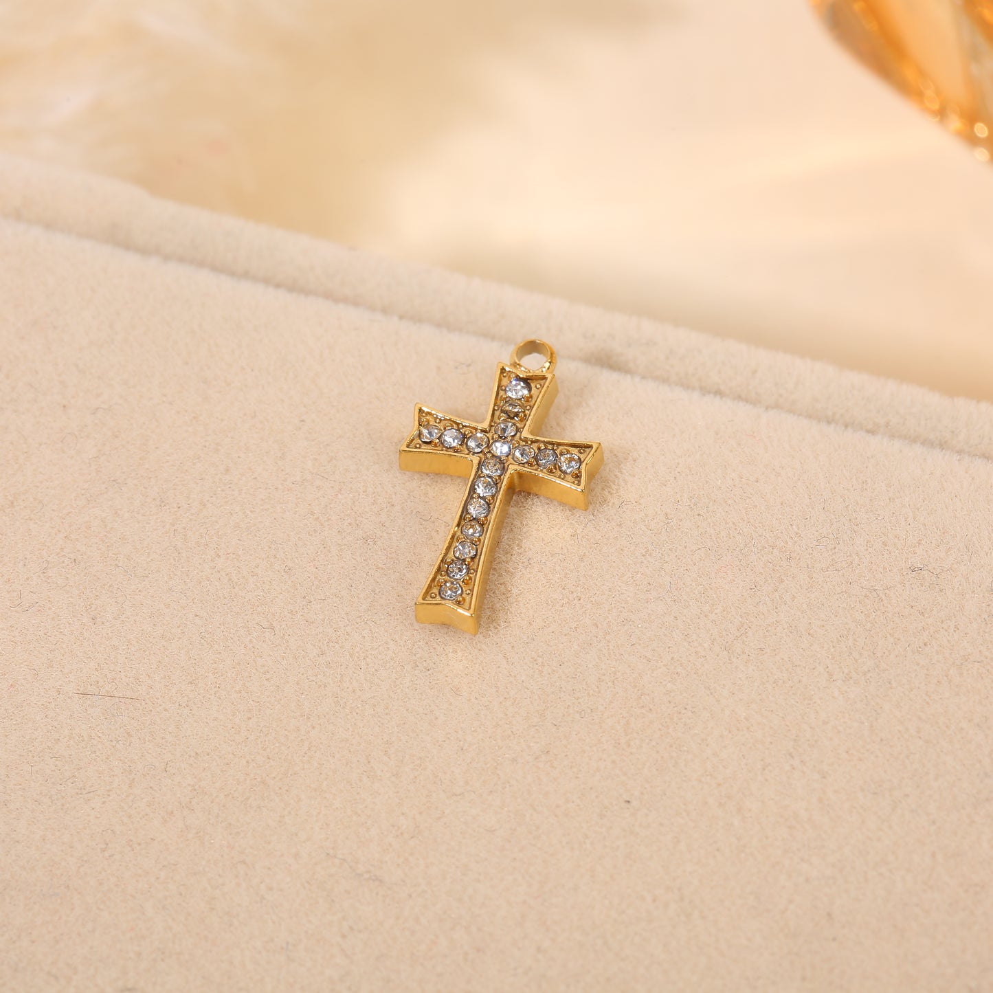 Lot de 3 pendentifs dorés croix strassés